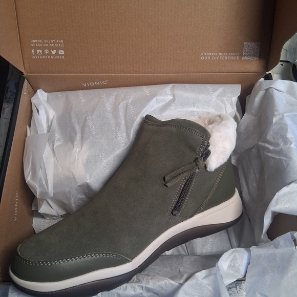 Vionic Green Olive Shoe Packaging - Picture 3 of 11